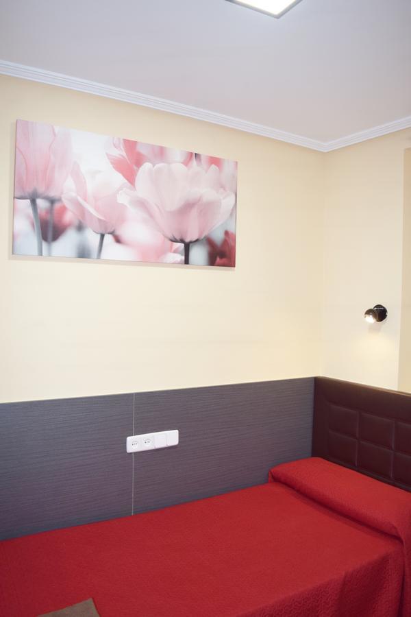 Hostal Numancia Madrid Bagian luar foto